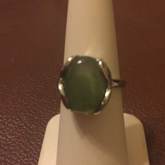 Preowned Adorable Green Stone Silver Ring - Picture 4 of 8